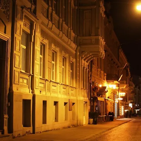 Street Apartment *